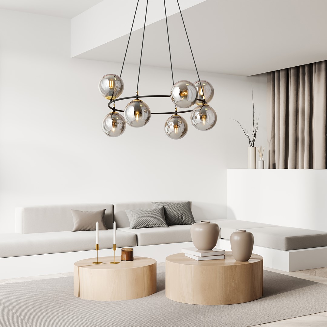 Azura Ø75 Røgfarvet loftslampe Fra Emibig Lighting - Fremstillet af sort st&aring;l og suppleret med r&oslash;gede glassk&aelig;rme, skaber det et harmonisk og stilfuldt indtryk.