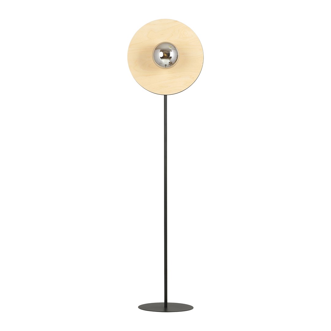 Soho Sort/Røget gulvlampe Fra Emibig Lighting - Den er lavet af en unik kombination af metalcirkel og naturligt farvet krydsfiner &ndash; en harmonisk blanding af industriel stil og bl&oslash;de tr&aelig;elementer.