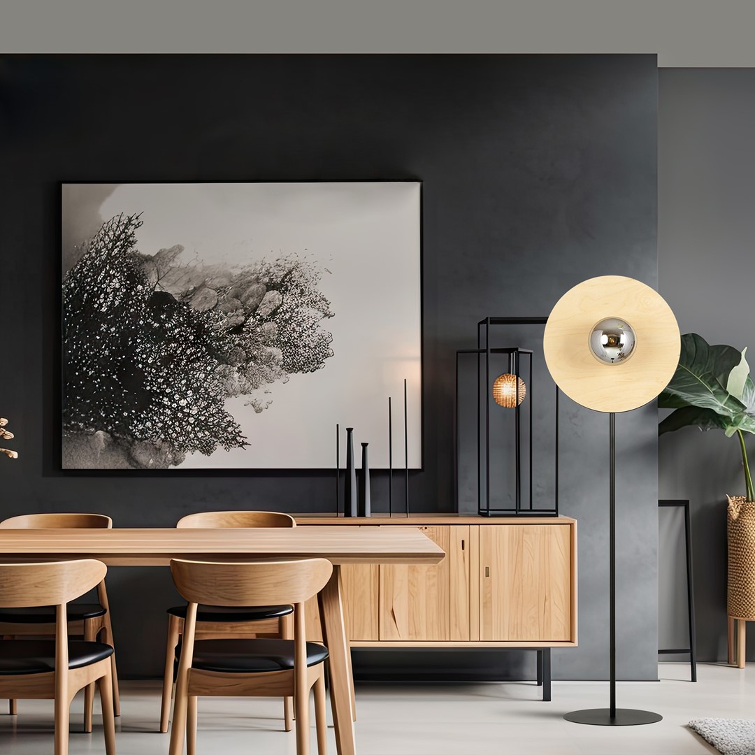 Soho Sort/Røget gulvlampe Fra Emibig Lighting - Den er lavet af en unik kombination af metalcirkel og naturligt farvet krydsfiner &ndash; en harmonisk blanding af industriel stil og bl&oslash;de tr&aelig;elementer.