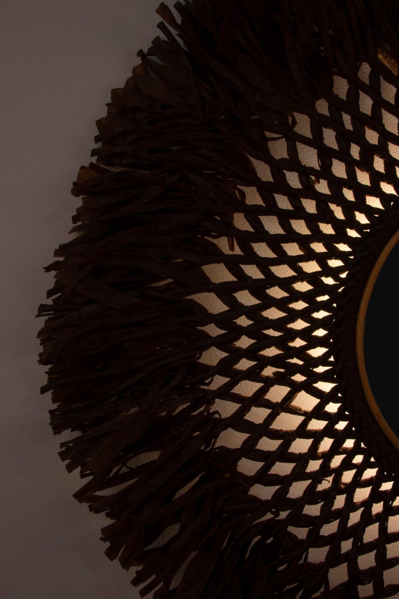 Spegel Ø90 Brun væglampe Fra Globen Lighting - Lampen er lavet af tyndt brunt papir, der er bundet i hånden, har et spejl i midten og en lille træring som en ekstra detalje.