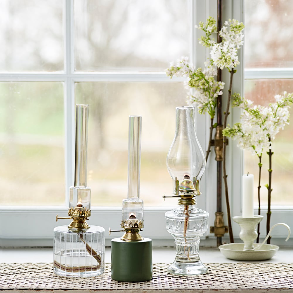 Kerosene lamp beata Gennemsigtig Fra Strömshaga - Denne tidløse petroleumslampe i glas og messing skaber en varm og nostalgisk atmosfære i dit hjem.