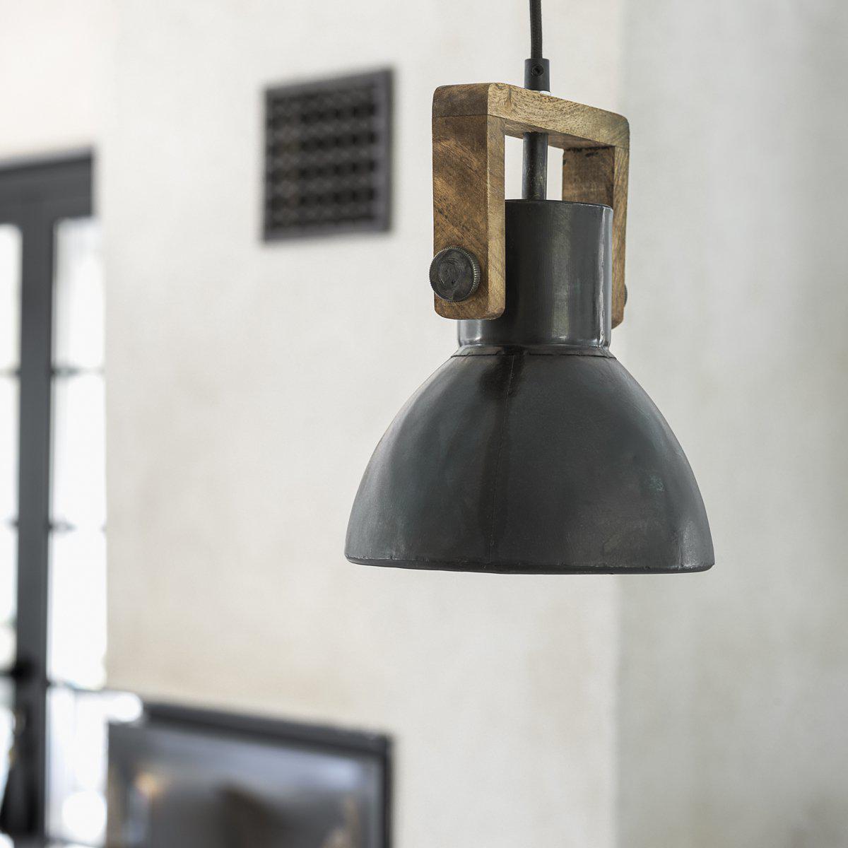 Ashby Ø20 Sort loftslampe Fra PR Home - Vindue/loftslampe Ashby single er en del af Ashby-serien, som har en industriel stil, hvor tr&aelig; og metal blandes.