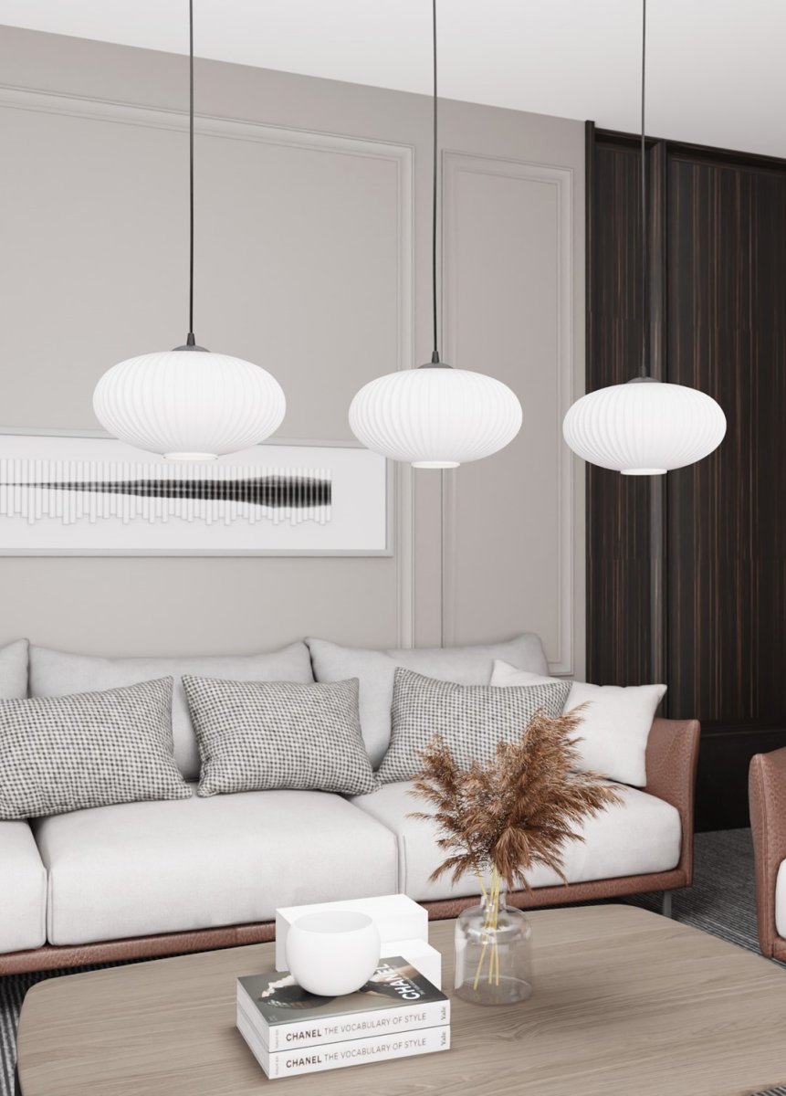Coco 115cm Hvid loftslampe Fra Emibig Lighting - Coco loftlampen er en moderne pendel, der kombinerer elegance med funktionalitet.