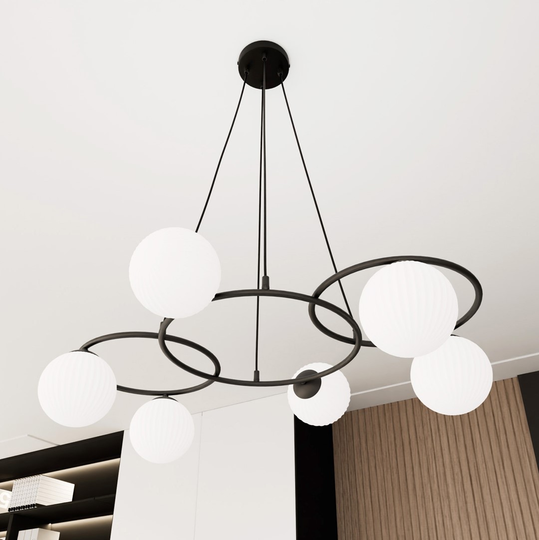 Libra 88cm Hvid loftslampe Fra Emibig Lighting - Den er opbygget af tre ringe, der giver et let og harmonisk udtryk, mens de opalglaskupler spreder et bl&aelig;ndfrit og behageligt lys, der skaber en hyggelig atmosf&aelig;re.