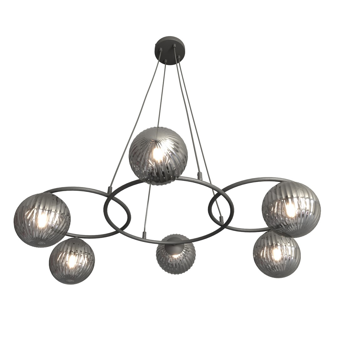 Libra 88cm Røgfarvet loftslampe Fra Emibig Lighting - Den er opbygget af tre ringe, der giver et let og harmonisk udtryk, mens de r&oslash;gede glassk&aelig;rme spreder et varmt og behageligt lys, der skaber en dejlig atmosf&aelig;re.