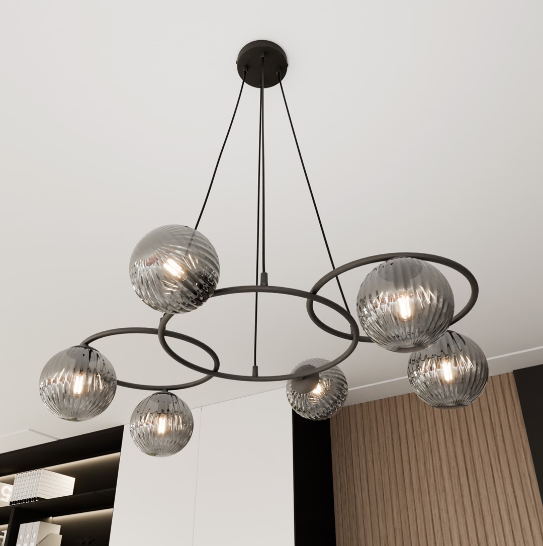 Libra 88cm Røgfarvet loftslampe Fra Emibig Lighting - Den er opbygget af tre ringe, der giver et let og harmonisk udtryk, mens de r&oslash;gede glassk&aelig;rme spreder et varmt og behageligt lys, der skaber en dejlig atmosf&aelig;re.