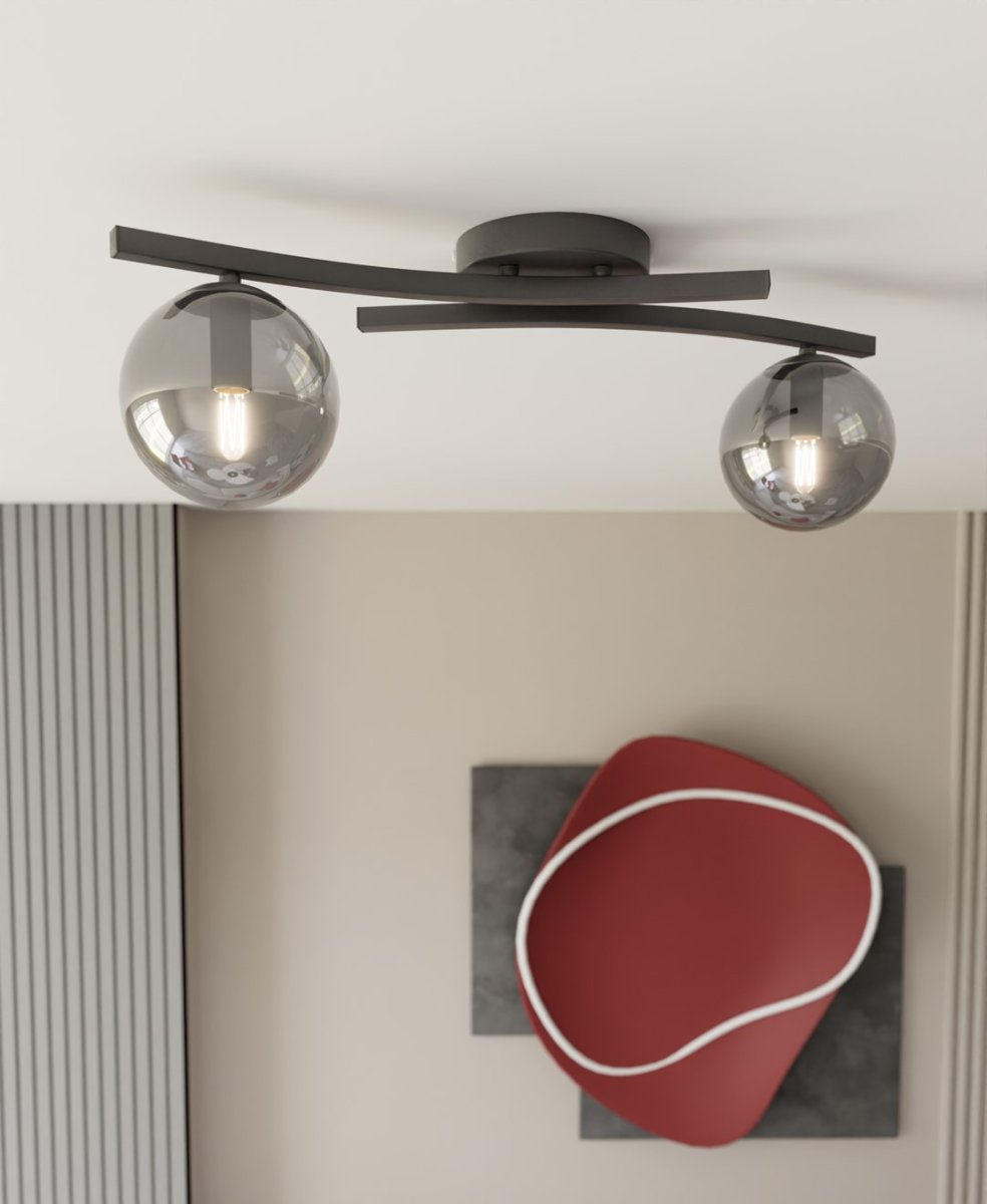 Opus 60cm Røgfarvet plafond Fra Emibig Lighting - Den enkle form og de r&oslash;gede glaskupler giver rummet en bl&oslash;dhed og lethed, mens lampen spreder et behageligt diffust lys.
