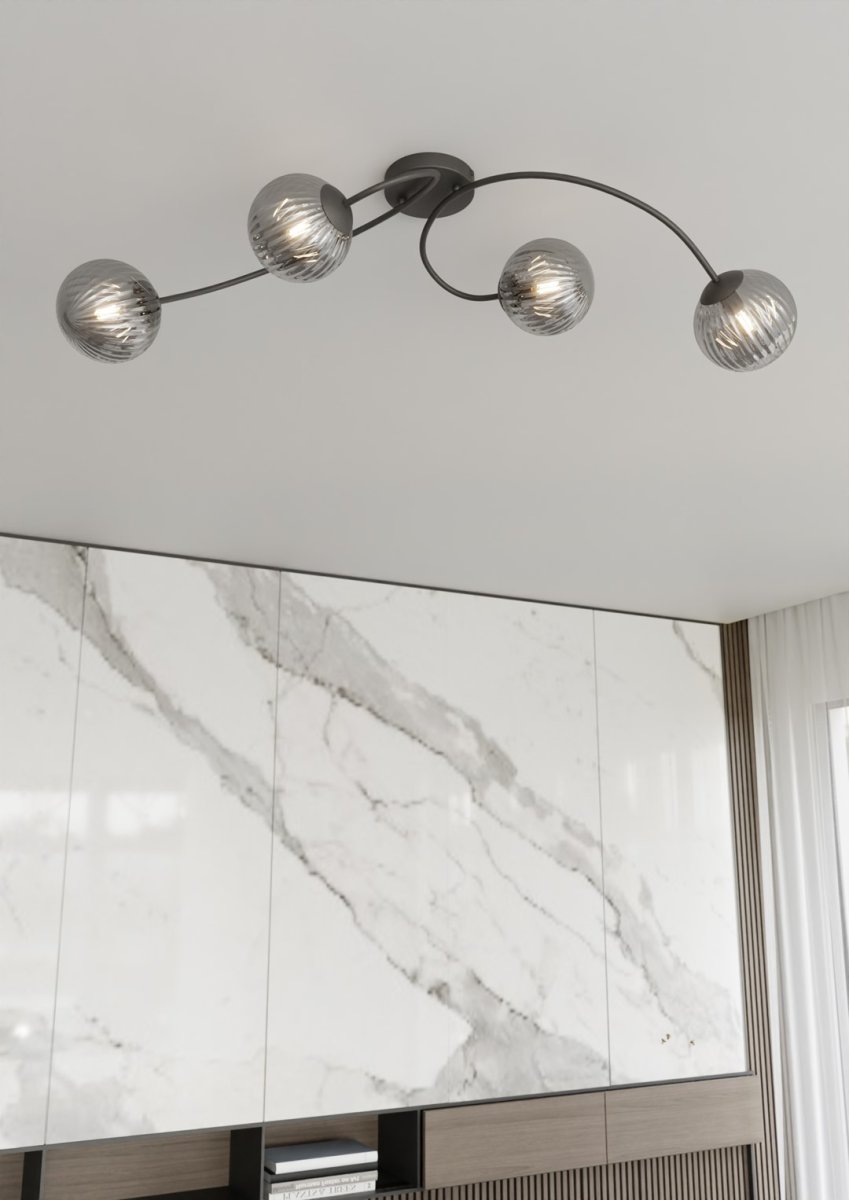 Vibra 110cm Røgfarvet plafond Fra Emibig Lighting - De r&oslash;gede glassk&aelig;rme spreder et bl&oslash;dt og diffust lys, der tilf&oslash;jer lethed og en moderne f&oslash;lelse til rummet.