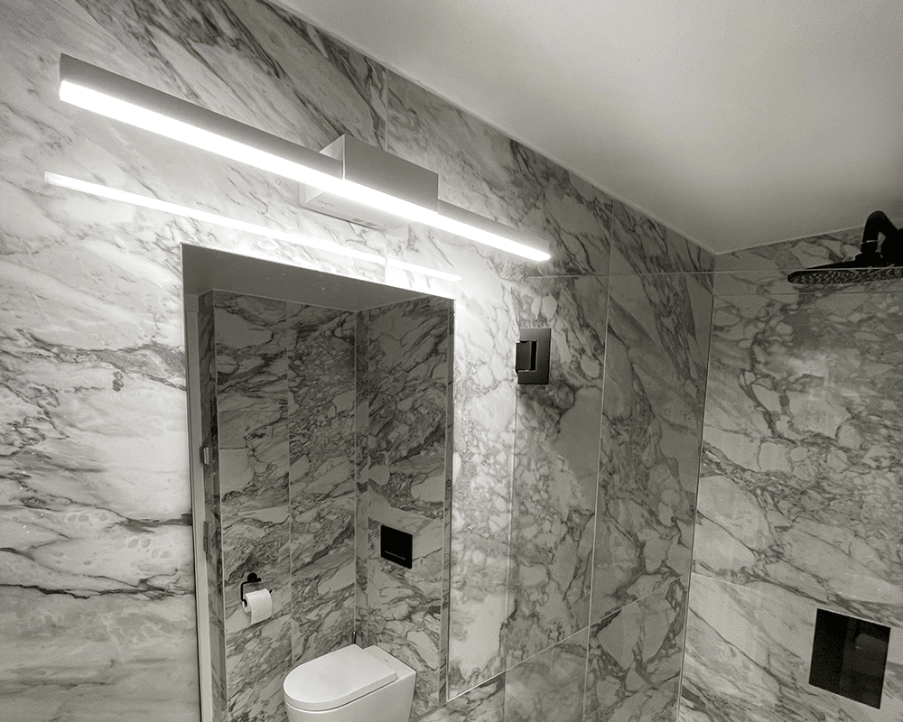 Aqua I 60cm Hvid badeværelseslampe Fra Westal - Fremstillet i støbt aluminium og udstyret med LED.