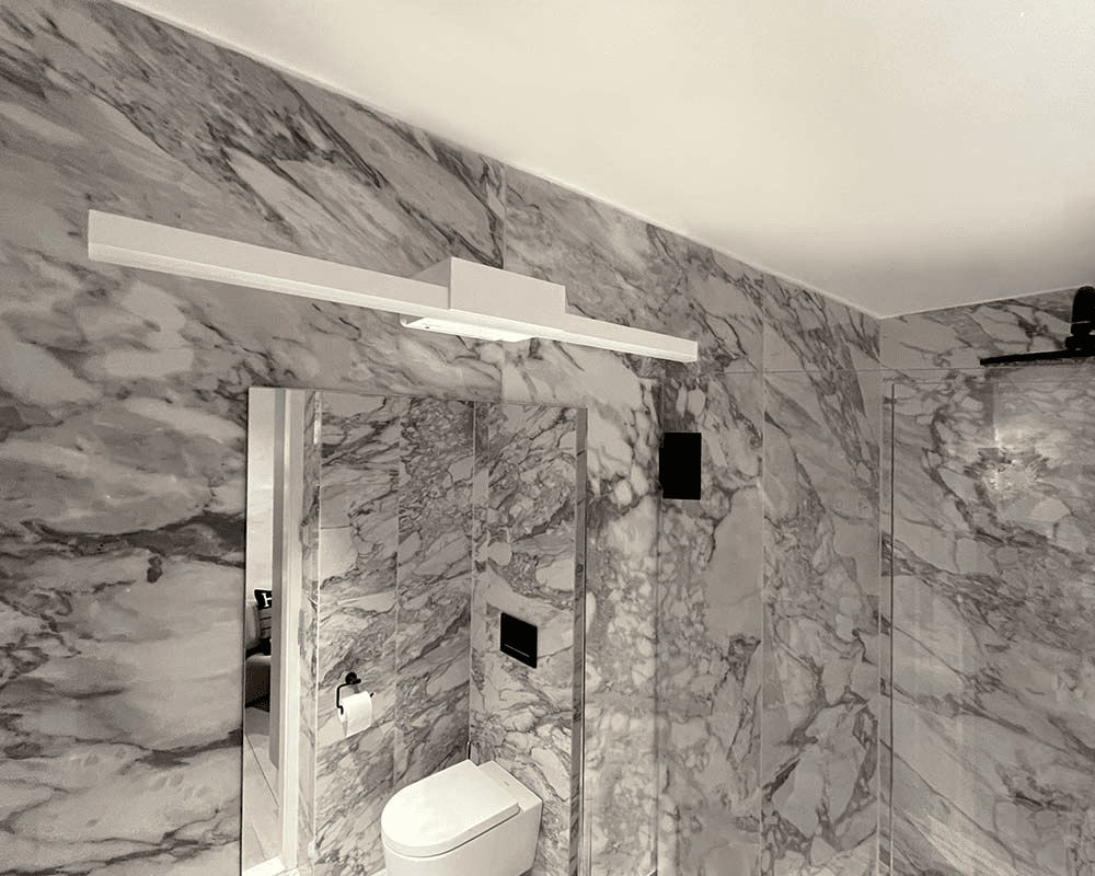 Aqua I 60cm Hvid badeværelseslampe Fra Westal - Fremstillet i støbt aluminium og udstyret med LED.