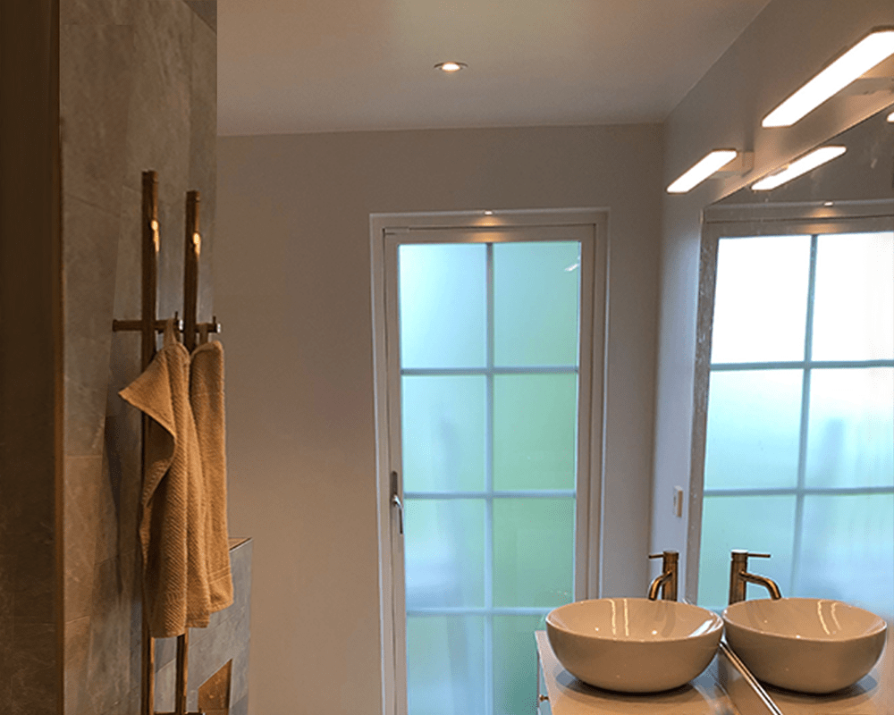 Aqua II 60cm Hvid badeværelseslampe Fra Westal - Armaturet er lavet af st&oslash;bt aluminium og er udstyret med LED'er.