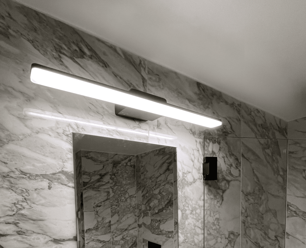 Aqua II 60cm Sort badeværelseslampe Fra Westal - Armaturet er lavet af st&oslash;bt aluminium og er udstyret med LED'er.