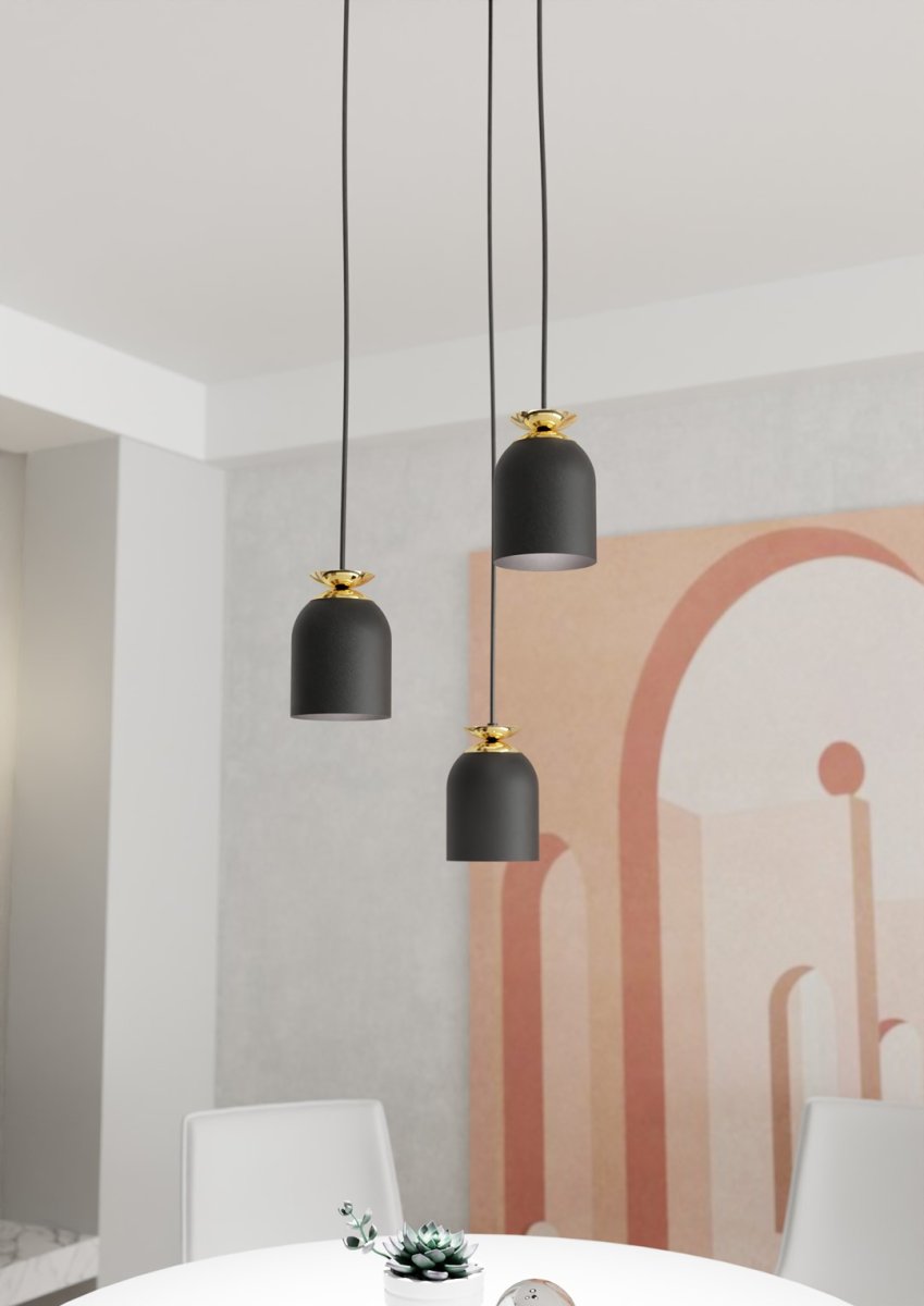 Target Ø30 Sort loftslampe Fra Emibig Lighting - De robuste metalsk&aelig;rme er kombineret med guldfarvede detaljer, der skaber en effektiv kontrast og tilf&oslash;jer b&aring;de elegance og sofistikering.