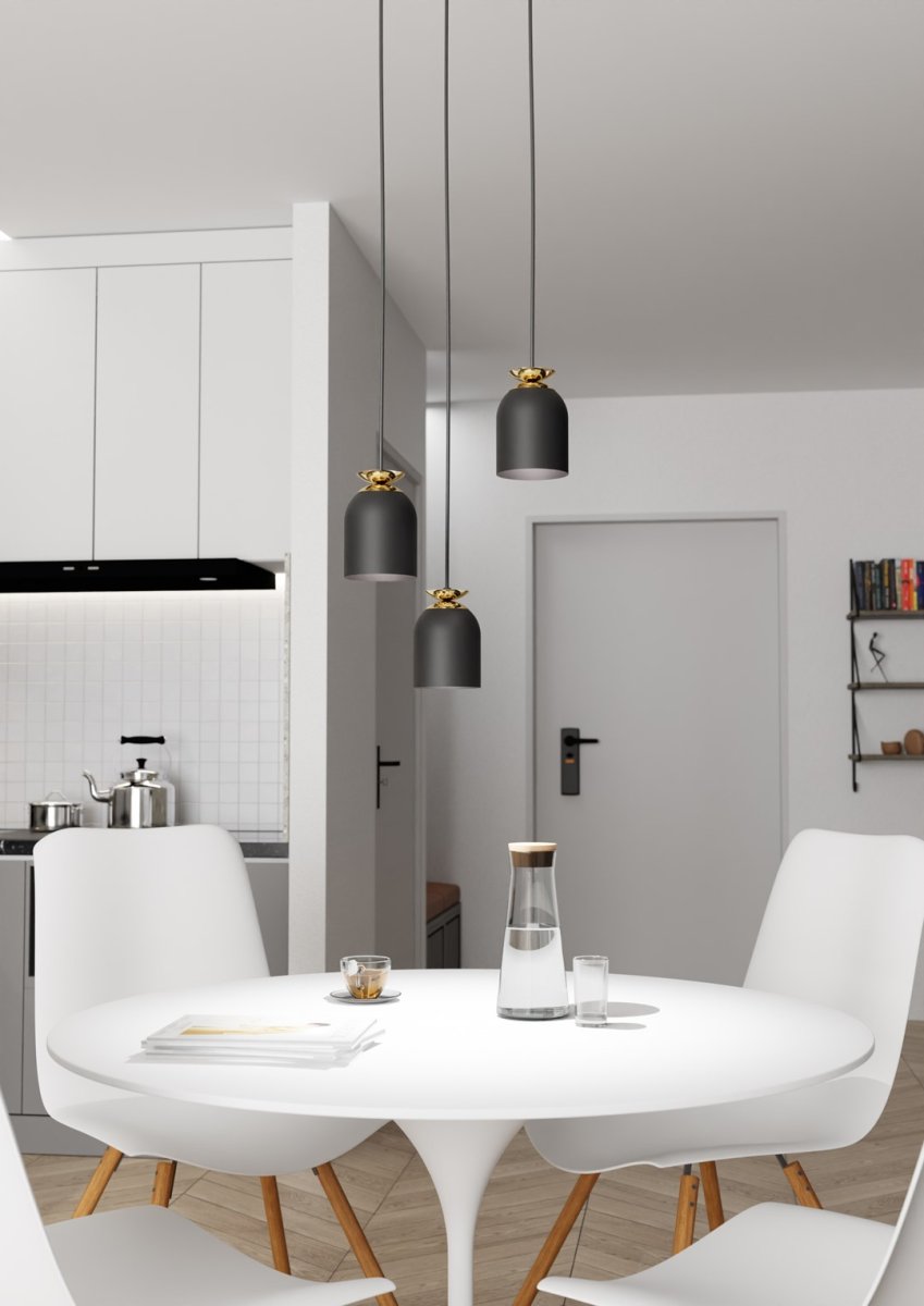 Target Ø30 Sort loftslampe Fra Emibig Lighting - De robuste metalsk&aelig;rme er kombineret med guldfarvede detaljer, der skaber en effektiv kontrast og tilf&oslash;jer b&aring;de elegance og sofistikering.