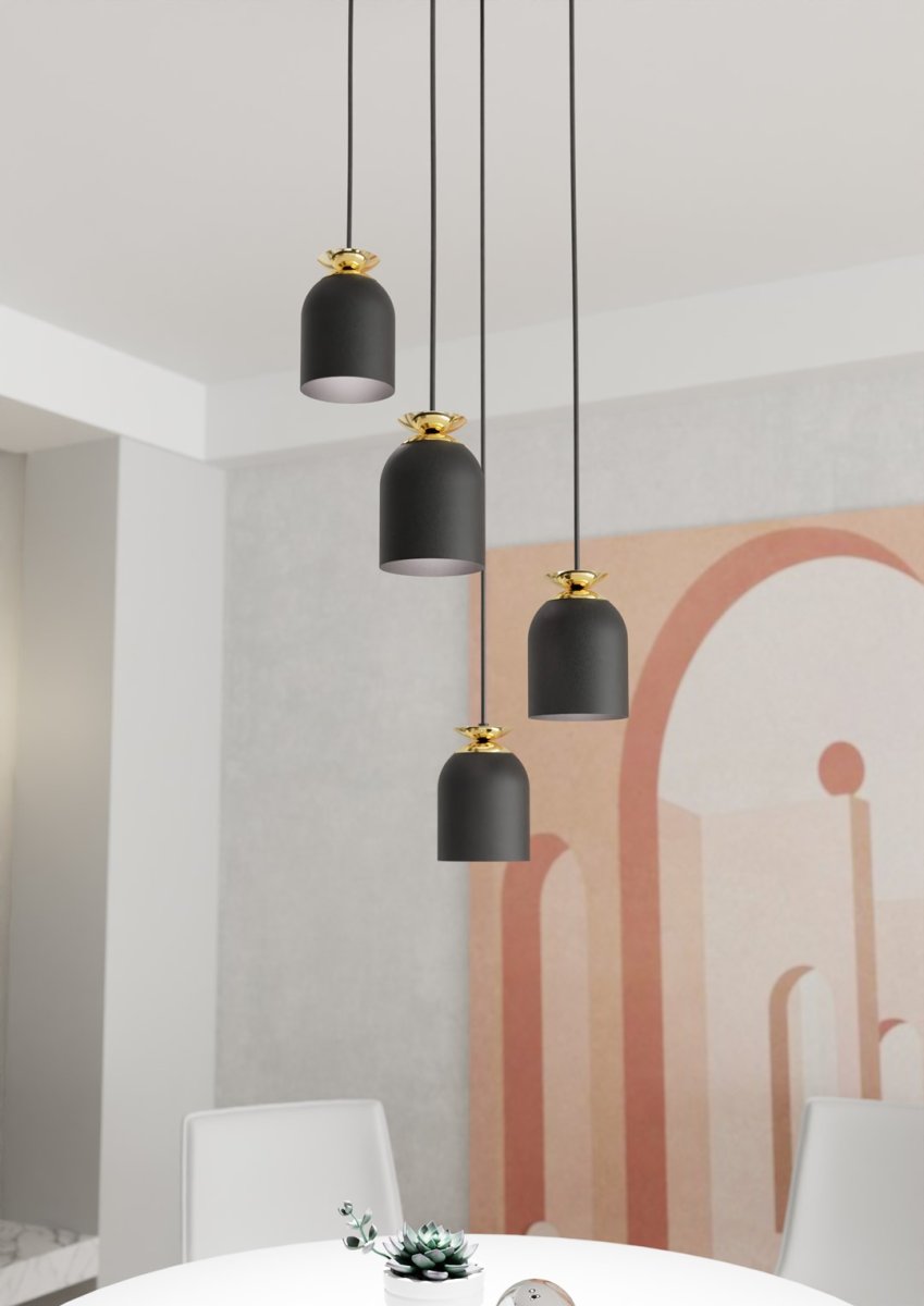 Target Ø30 Sort loftslampe Fra Emibig Lighting - De robuste metalsk&aelig;rme er kombineret med guldfarvede detaljer, der skaber en effektiv kontrast og tilf&oslash;jer b&aring;de elegance og sofistikering.