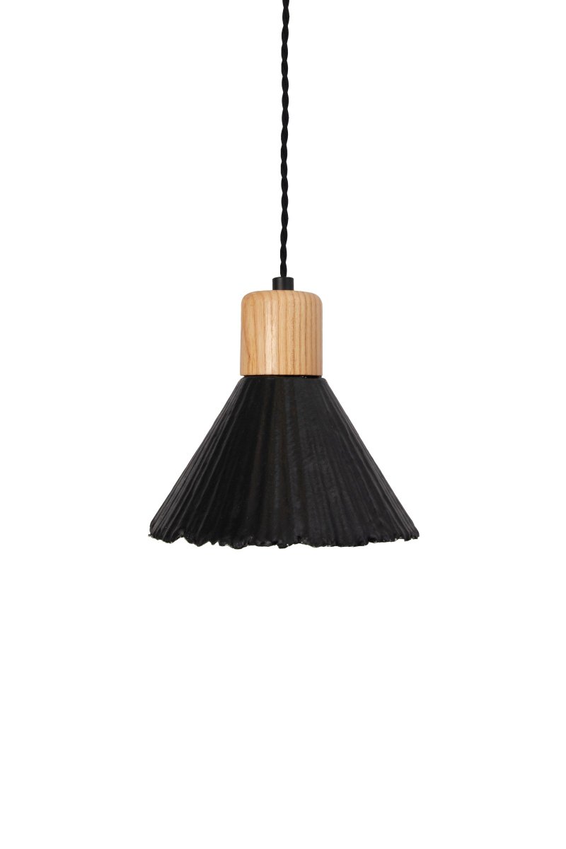 Linnea Ø16 Sort loftslampe Fra Globen Lighting - Linnea er h&aring;ndlavet og lavet af Papier-mach&eacute;, fransk for tyggepapir, det vil sige papir og lim.