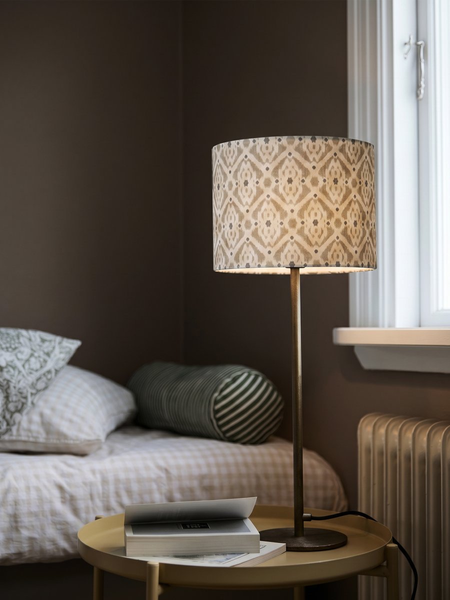 Base 58cm Messing/brun bordlampe Fra PR Home - Messingfoden kombineret med detaljerede tekstilsk&aelig;rme i en jordbrun farve skaber en varm atmosf&aelig;re i rummet.