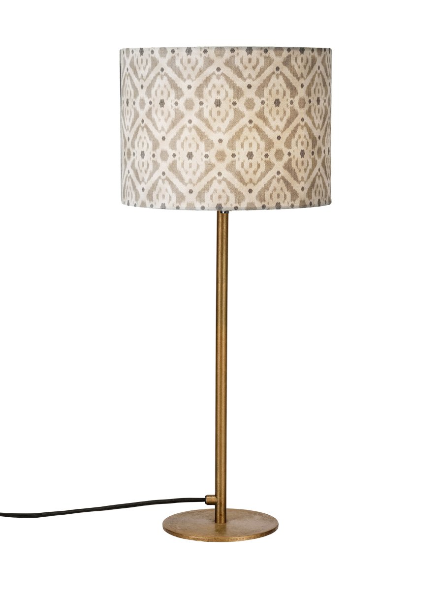 Base 58cm Messing/brun bordlampe Fra PR Home - Messingfoden kombineret med detaljerede tekstilsk&aelig;rme i en jordbrun farve skaber en varm atmosf&aelig;re i rummet.