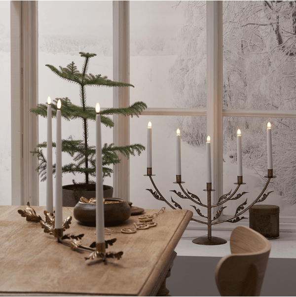 Grace Messing Fra Star Trading - Elegant adventsstage i metal i antik messingfinish med dekorative egetr&aelig;sblade.