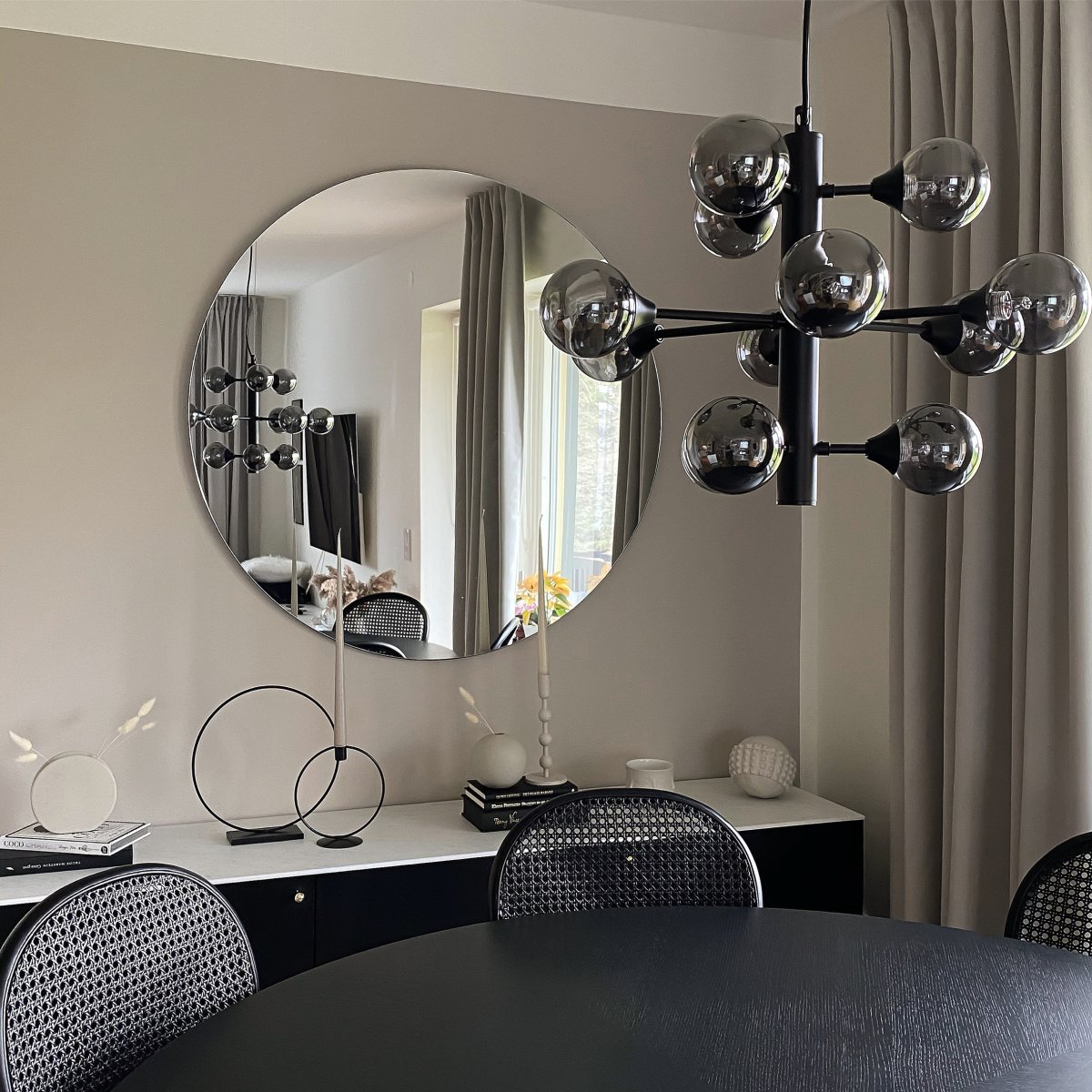 Cosmos Ø53 Sort loftslampe Fra Aneta Lighting - Loftskål i sort metal til krogophæng og klemrække, lampestik kan nemt monteres.