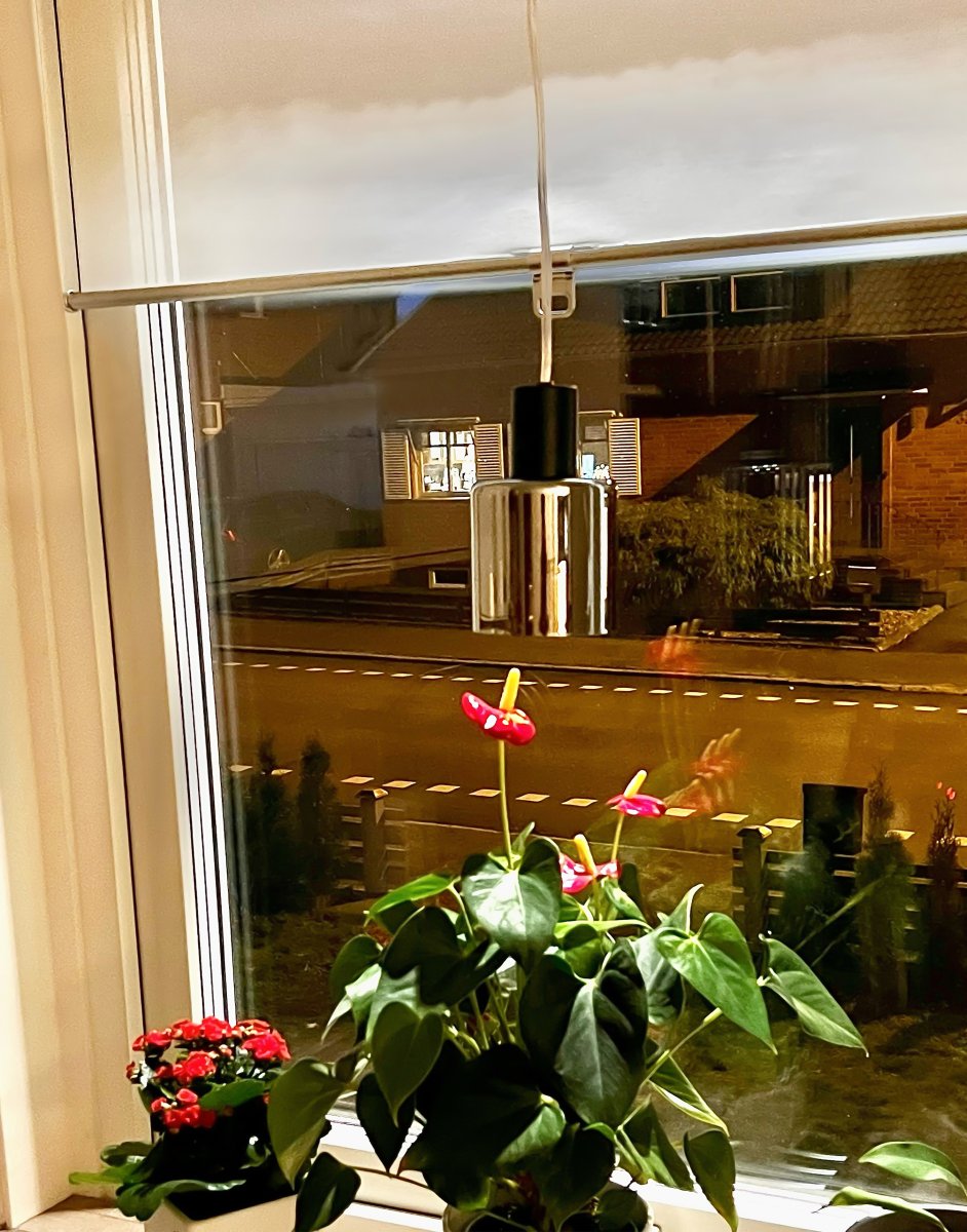 Cylinder Ø9 Sort vindueslampe Fra Aneta Lighting - Lampen monteres med først tændt; kabel og strømtilslutning med stik.