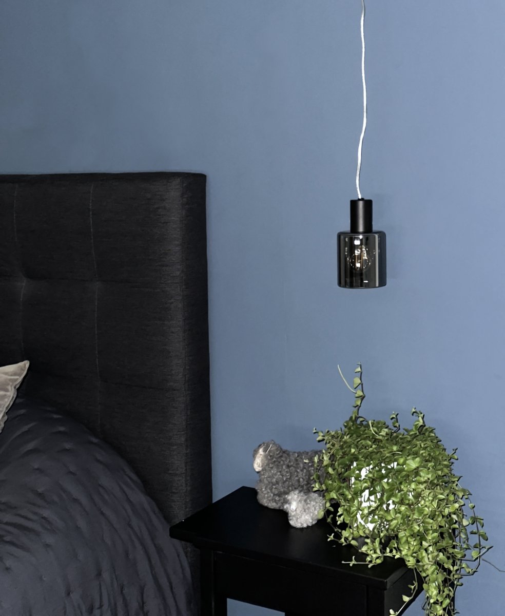 Cylinder Ø9 Sort vindueslampe Fra Aneta Lighting - Lampen monteres med først tændt; kabel og strømtilslutning med stik.