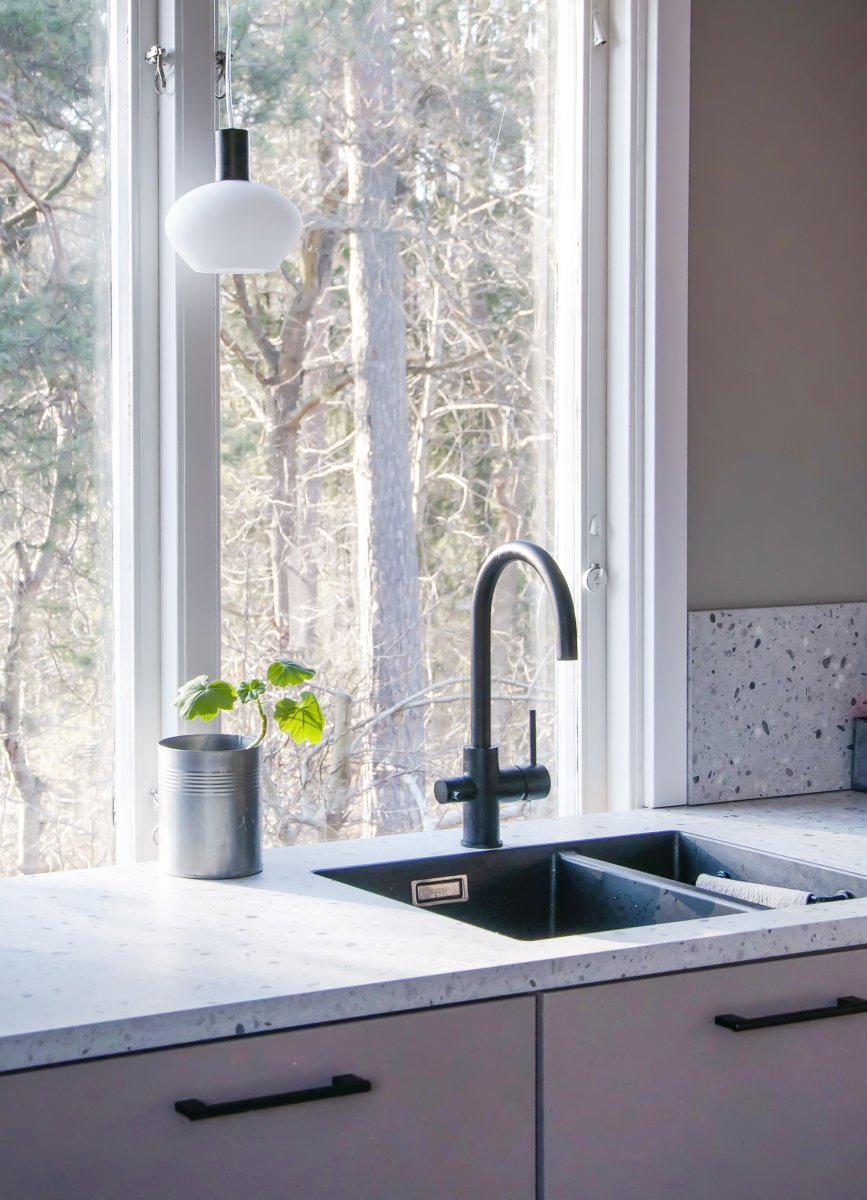 Bell Ø15 Hvid vindueslampe Fra Aneta Lighting - Lavet af sort metal med en rund opalglasskærm, der giver et blødt og behageligt skær.
