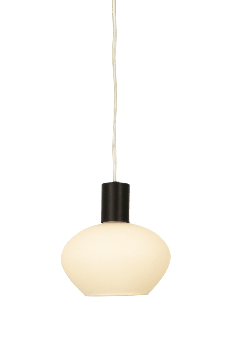 Bell Ø15 Hvid vindueslampe Fra Aneta Lighting - Lavet af sort metal med en rund opalglasskærm, der giver et blødt og behageligt skær.