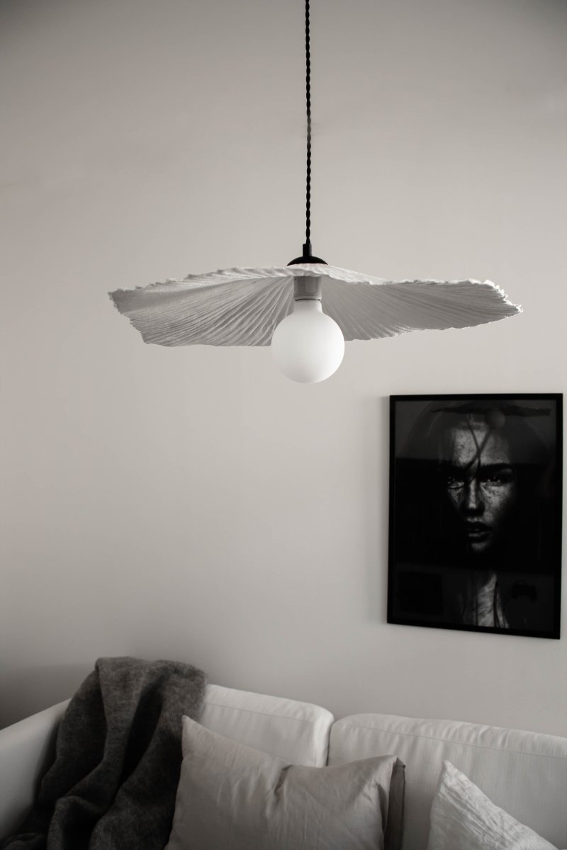 Tropez Ø60 Hvid loftslampe Fra Globen Lighting - Lampen har en 120 cm lang snoet tekstilledning og loftskop, loftskobling medfølger ikke.
