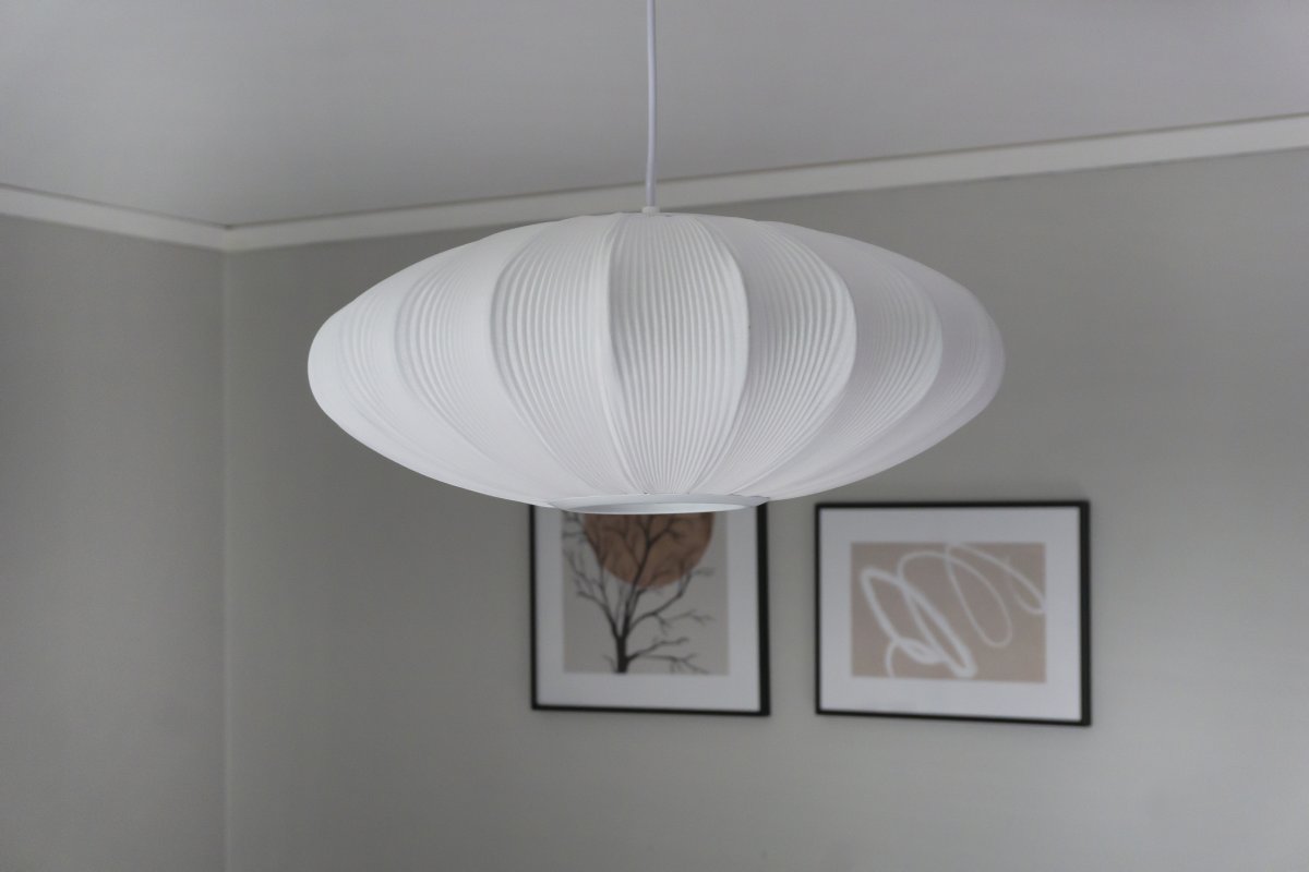 Mamsell Ø45 Hvid loftslampe Fra Aneta Lighting - Mamsell loftlampe er beklædt med fint plisseret strækstof, der giver et behageligt, let dæmpet lys.