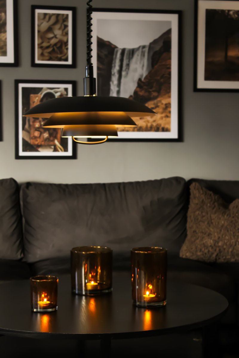 Epsilon Ø45 Sort loftslampe Fra Aneta Lighting - Lampen har tre kompositsk&aelig;rme i sortlakeret metal med en hvid inderside, der fordeler lyset p&aring; en flot m&aring;de og forhindrer bl&aelig;nding.