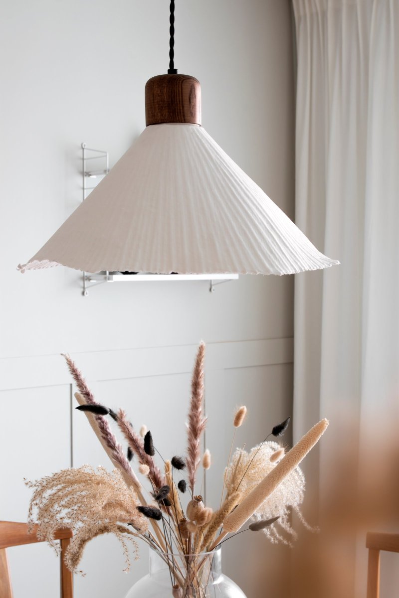 Linnea Ø40 loftslampe Fra Globen Lighting - Linnea er h&aring;ndlavet og lavet af Papier-mach&eacute;, fransk for tyggepapir, det vil sige papir og lim.