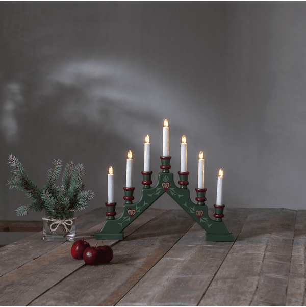 Sara Grøn Fra Star Trading - Med sine 7 lyskilder giver lysestagen en hyggelig belysning og en hjemlig julestemning.