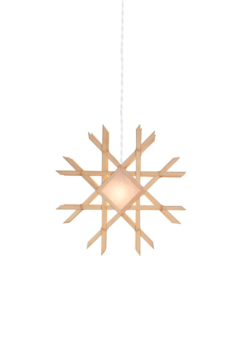 Lea Ø45 Natur Fra Globen Lighting - De naturfarvede tr&aelig;rammer, der er placeret rundt om omslagene, er lavet af bambus og matches med et hvidt tekstureret papir.