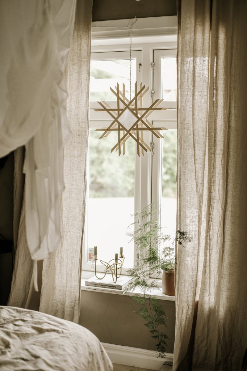 Lea Ø45 Natur Fra Globen Lighting - De naturfarvede tr&aelig;rammer, der er placeret rundt om omslagene, er lavet af bambus og matches med et hvidt tekstureret papir.