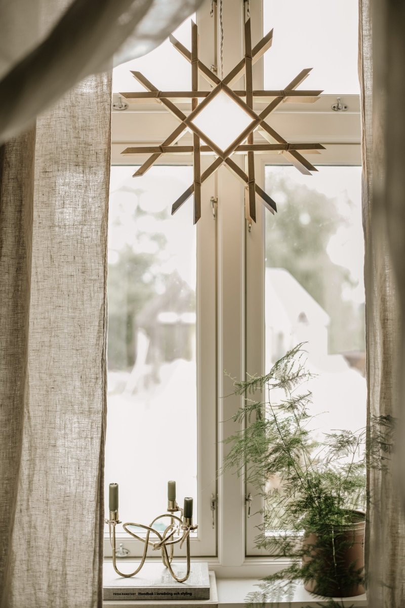 Lea Ø45 Natur Fra Globen Lighting - De naturfarvede tr&aelig;rammer, der er placeret rundt om omslagene, er lavet af bambus og matches med et hvidt tekstureret papir.