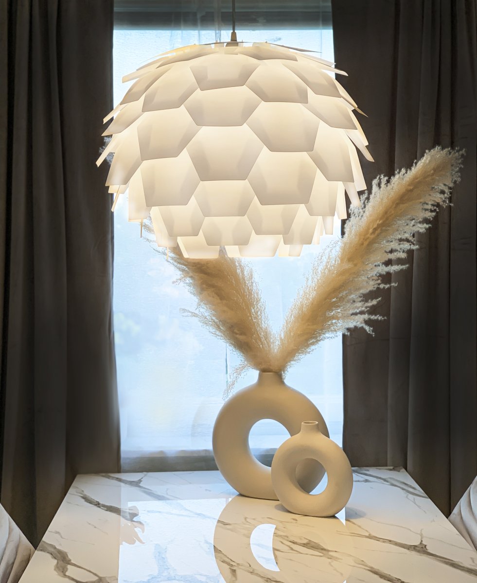 Carpatica Ø60 Hvid loftslampe Fra Aneta Lighting - Loftskålen er i hvid plast til krogophæng og med klemrække.