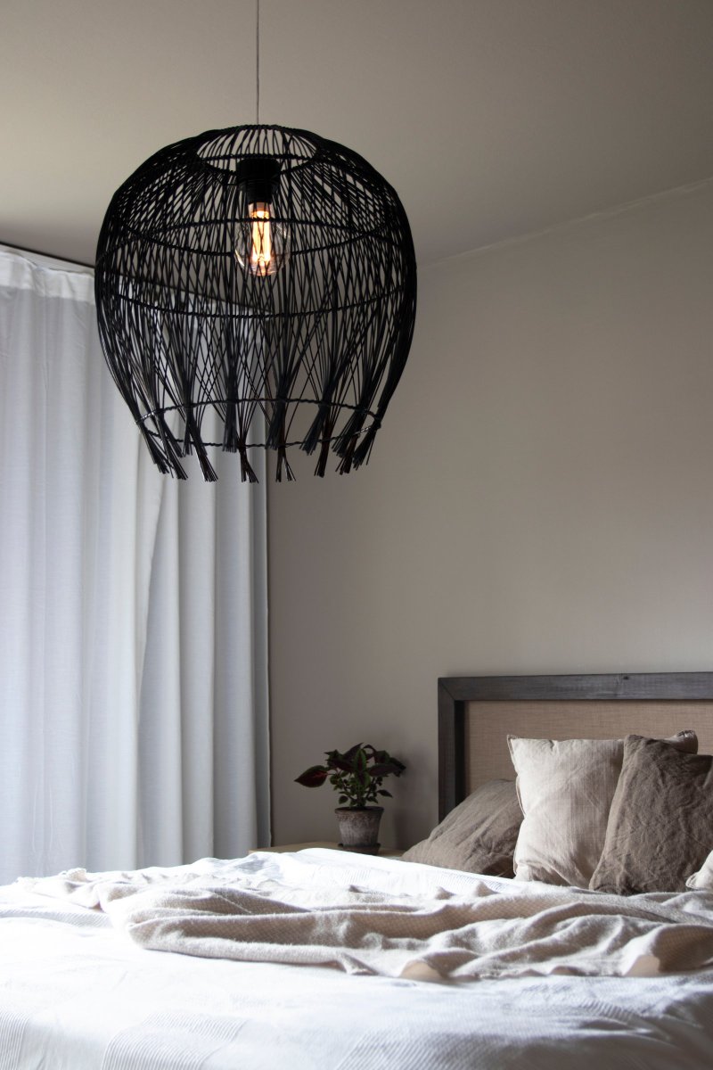 Montego Ø50 Sort loftslampe Fra Globen Lighting - Montego er en naturinspireret lampesk&aelig;rm, der med sin flettede rattan skaber et trendy udtryk.