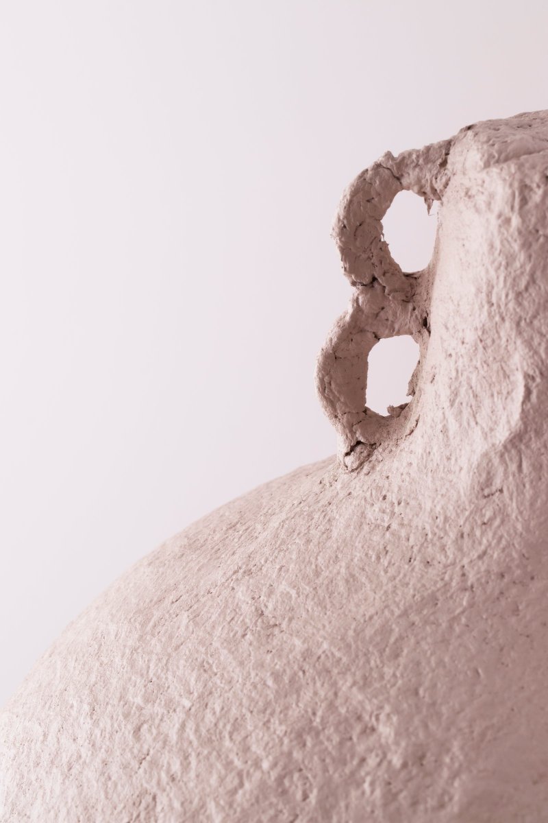 Maché Ø30 Mudder loftslampe Fra Globen Lighting - Dette vedh&aelig;ng er lavet af varm gr&aring;; papier mach&eacute; hvilket betyder, at det er st&oslash;bt af en masse best&aring;ende af papir og lim.