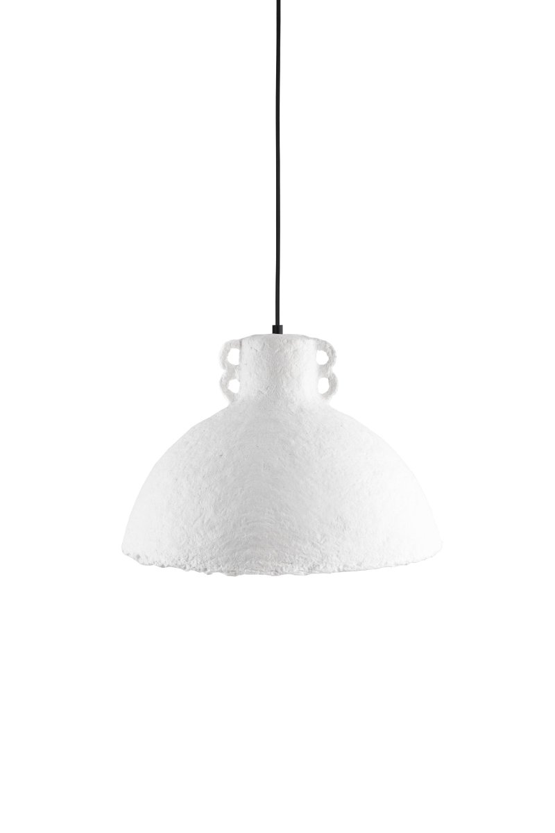 Maché Ø30 Hvid loftslampe Fra Globen Lighting - hvilket betyder, at det er st&oslash;bt af en masse best&aring;ende af papir og lim.