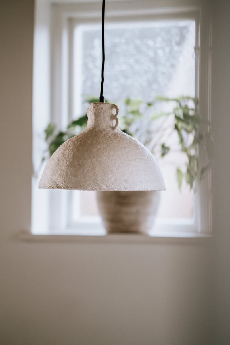 Maché Ø30 Hvid loftslampe Fra Globen Lighting - hvilket betyder, at det er st&oslash;bt af en masse best&aring;ende af papir og lim.
