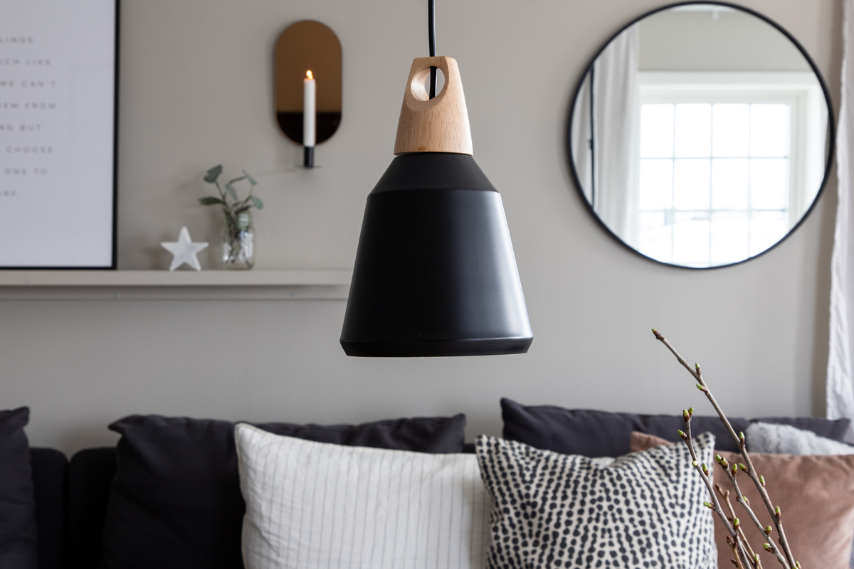Nao Ø16 Sort loftslampe Fra Venture Design - Det anbefales at placere flere i en gruppe over spisebordet eller flere i r&aelig;kke over k&oslash;kkenet.