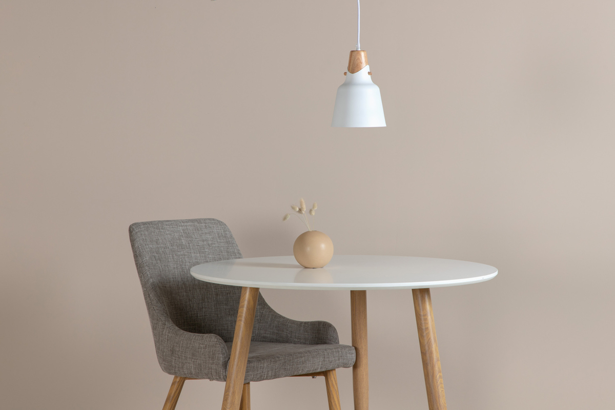 Rigel Ø16 Hvid loftslampe Fra Venture Design - Med Rigel loftlampen f&aring;r du moderne og elegant belysning, der passer ind i de fleste rum og indretningsstile.
