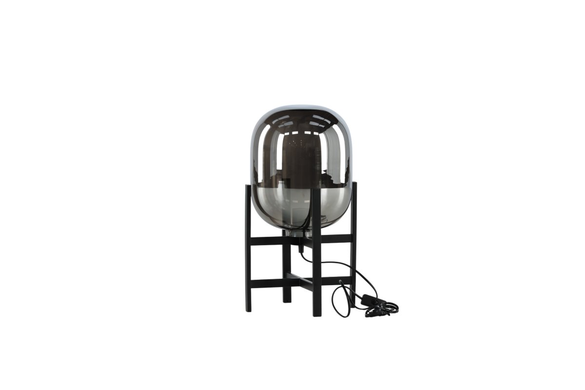 Altair 45cm Røgfarvet bordlampe Fra Venture Design - Bordlampen har en massiv kuppel i r&oslash;get glas med spejleffekt, der hviler p&aring; en dekorativ fod i sort st&aring;l.