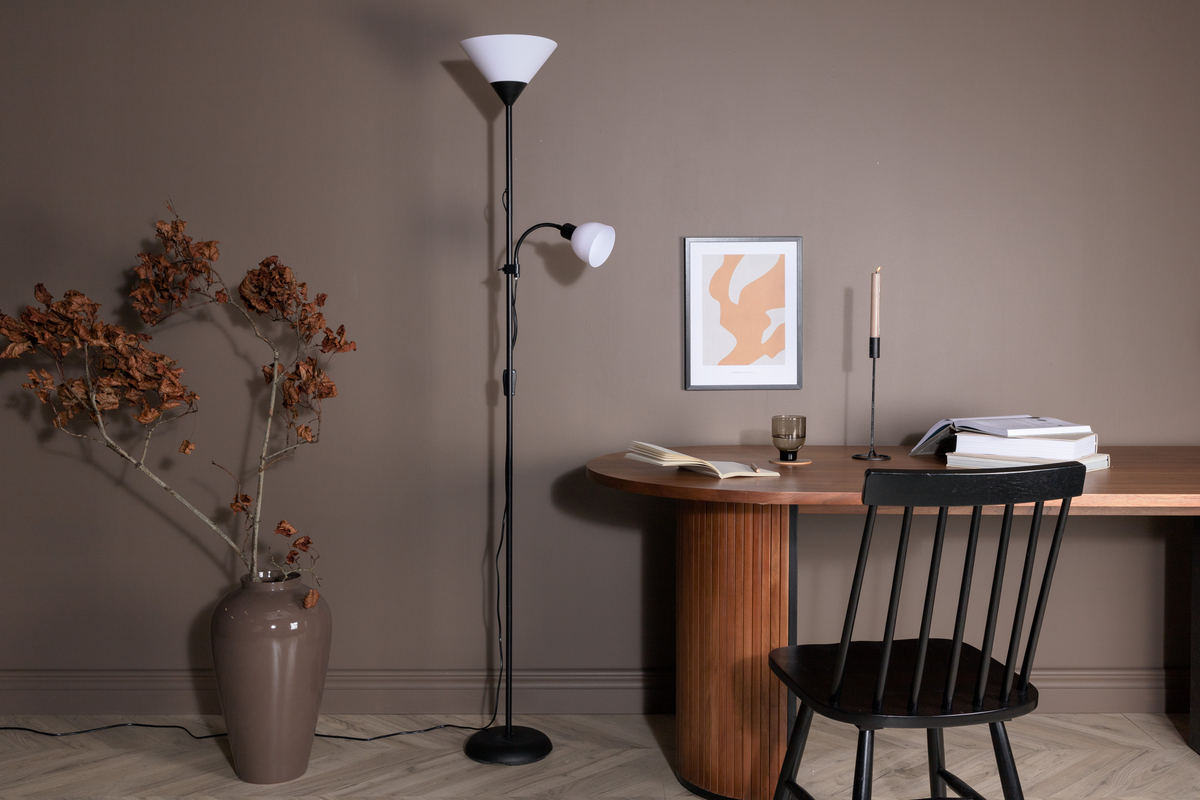 Bagasi Sort gulvlampe Fra Venture Design - Bagasi er en h&oslash;j gulvlampe med fleksibel arm i et tidl&oslash;st og moderne design.