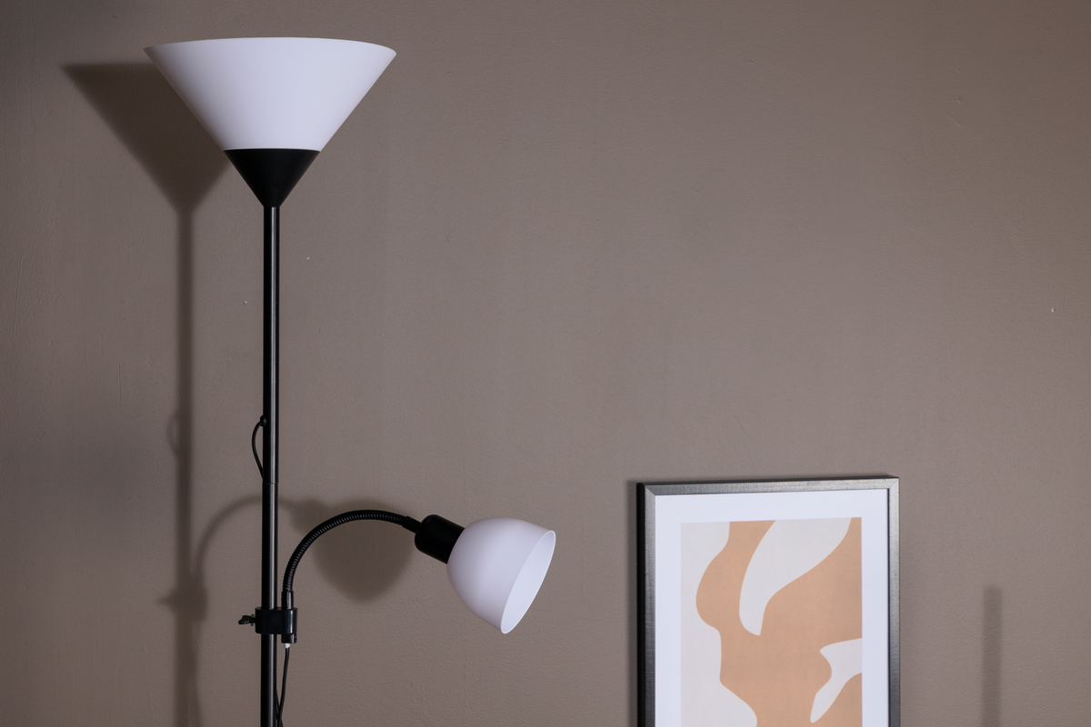 Bagasi Sort gulvlampe Fra Venture Design - Bagasi er en h&oslash;j gulvlampe med fleksibel arm i et tidl&oslash;st og moderne design.