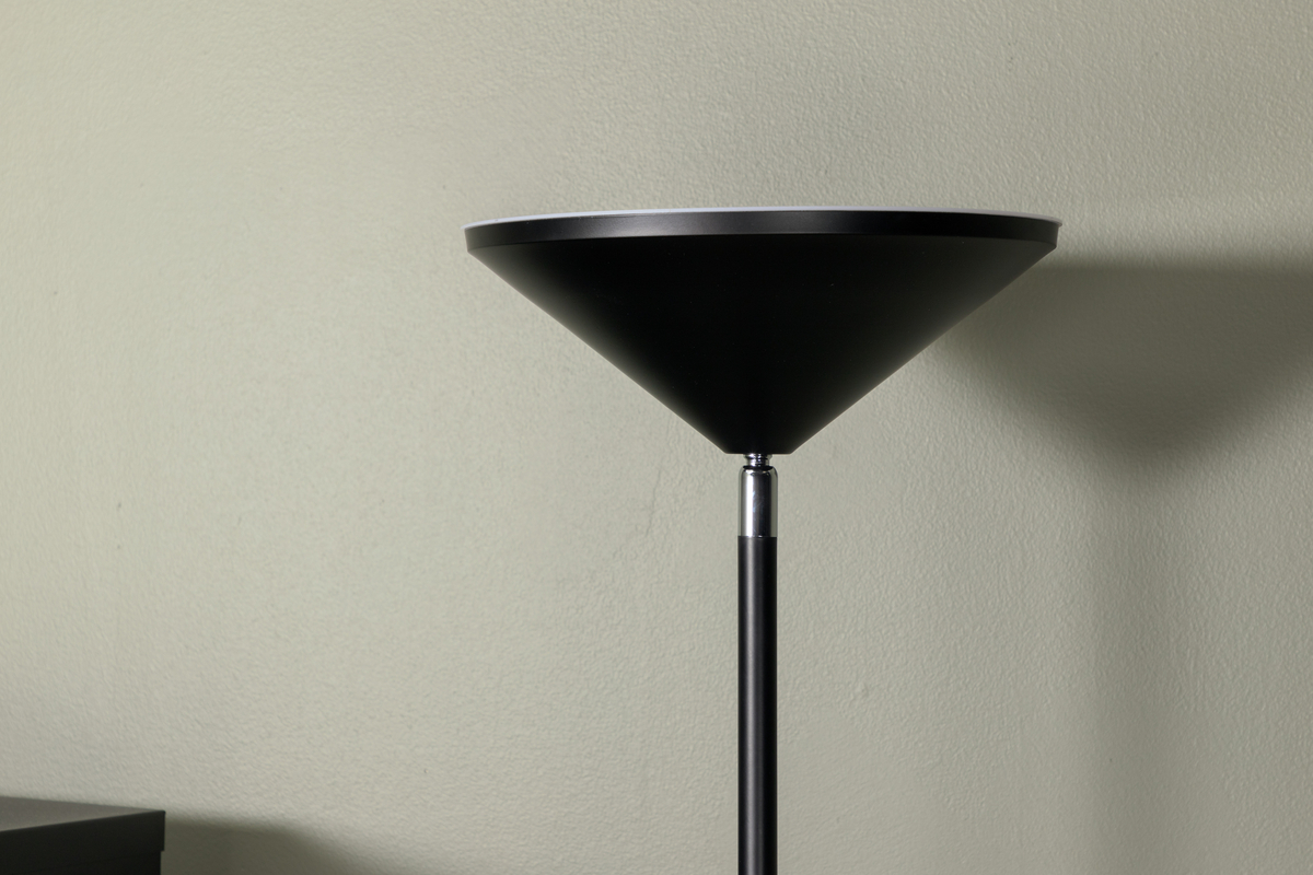 Corong Sort gulvlampe Fra Venture Design - Leveres med sort ledning og stik.