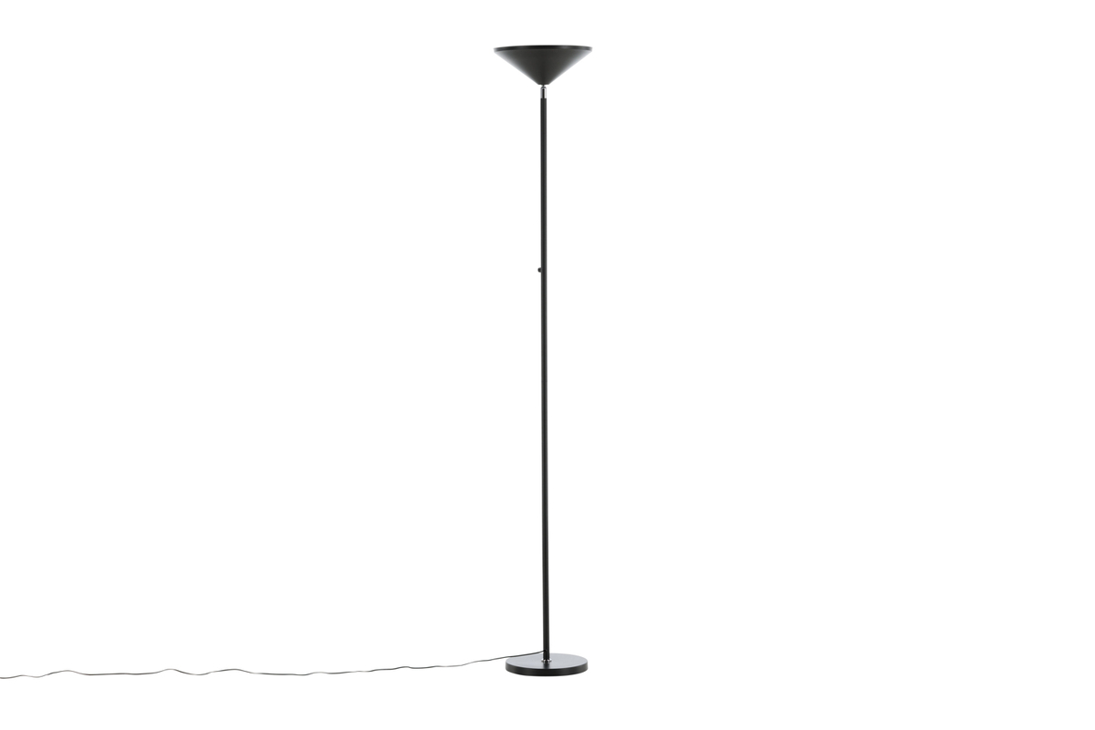 Corong Sort gulvlampe Fra Venture Design - Leveres med sort ledning og stik.