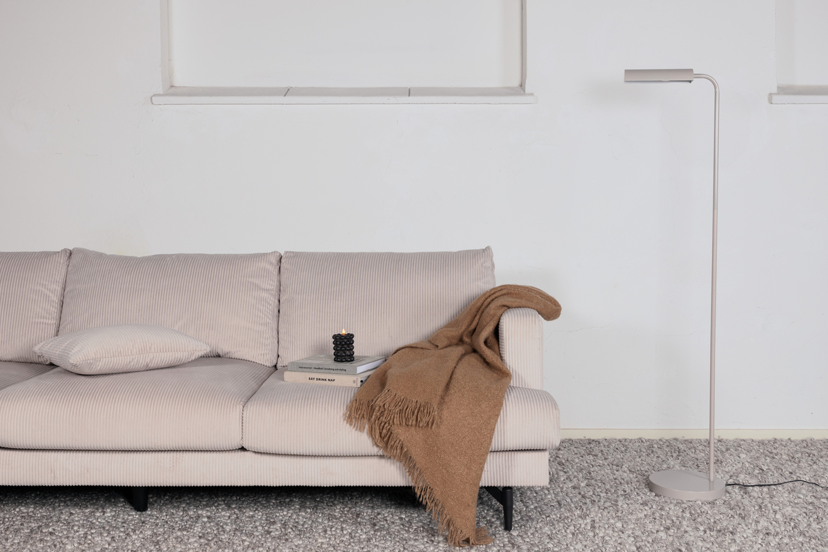 Harmonica Beige gulvlampe Fra Venture Design - Du kan nemt matche lampen med andre møbler i hjemmet og den passer perfekt til arbejdsværelset!