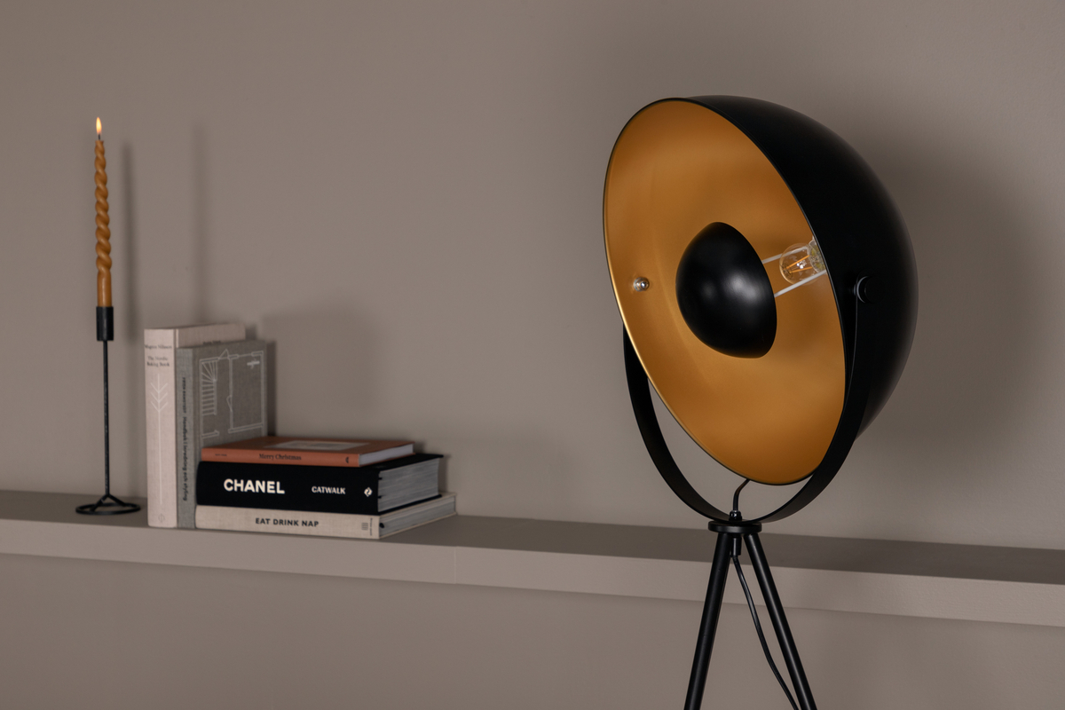 Search Sort gulvlampe Fra Venture Design - Med lampens tynde ben bliver den stilfuld og en perfekt gulvlampe til dem, der &oslash;nsker noget ekstra!